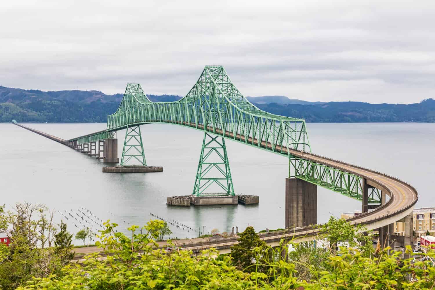 Astoria, Oregon, USA.  Il ponte Astoria-Megler sul fiume Columbia.