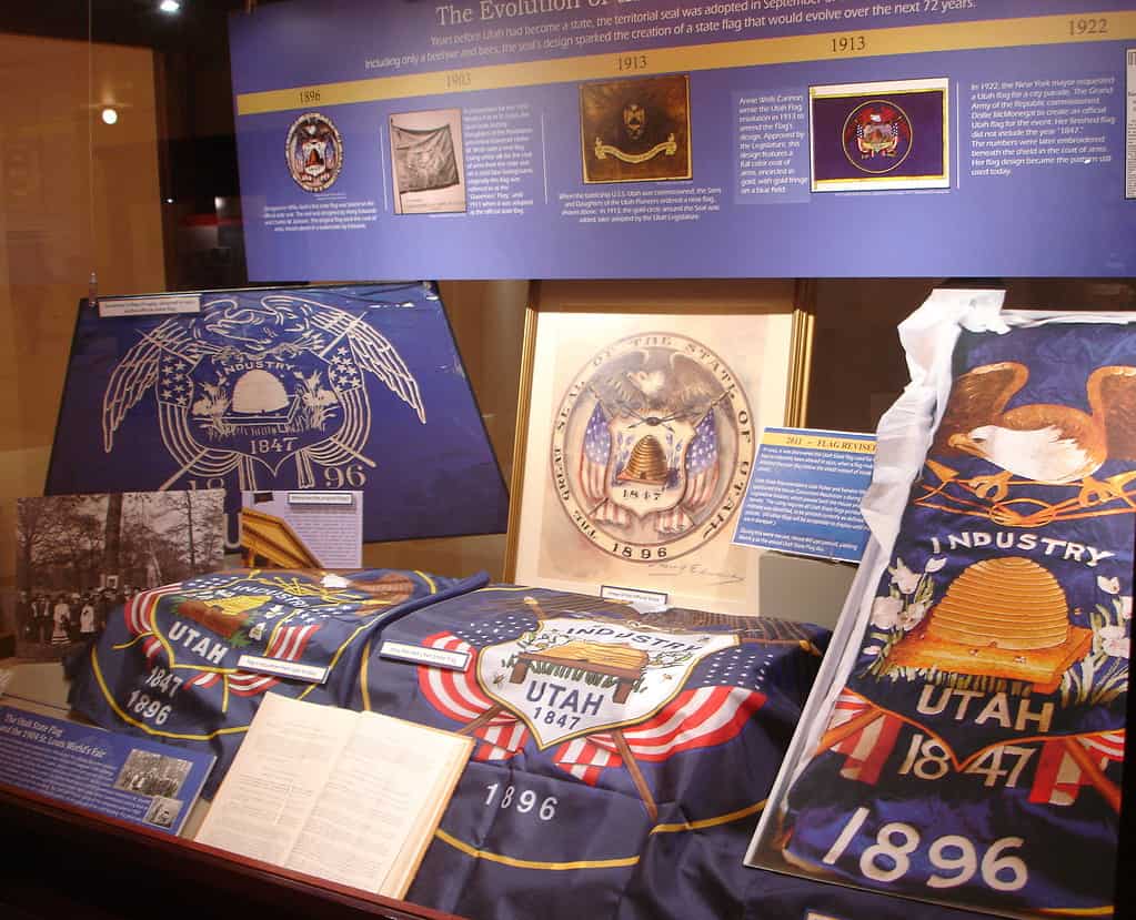 Un display allo Utah State Capitol che descrive l'evoluzione della bandiera dello Utah.