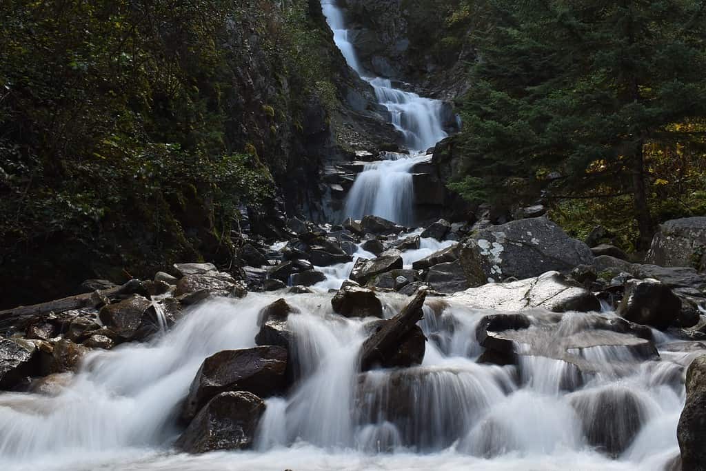 Una cascata a Skagway, in Alaska, vicino al cimitero della corsa all'oro.