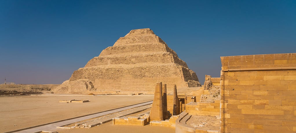 Djoser (piramide a gradoni) la prima piramide costruita in Egitto, Saqqara, Basso Egitto, Africa.  Porzione banner panoramico