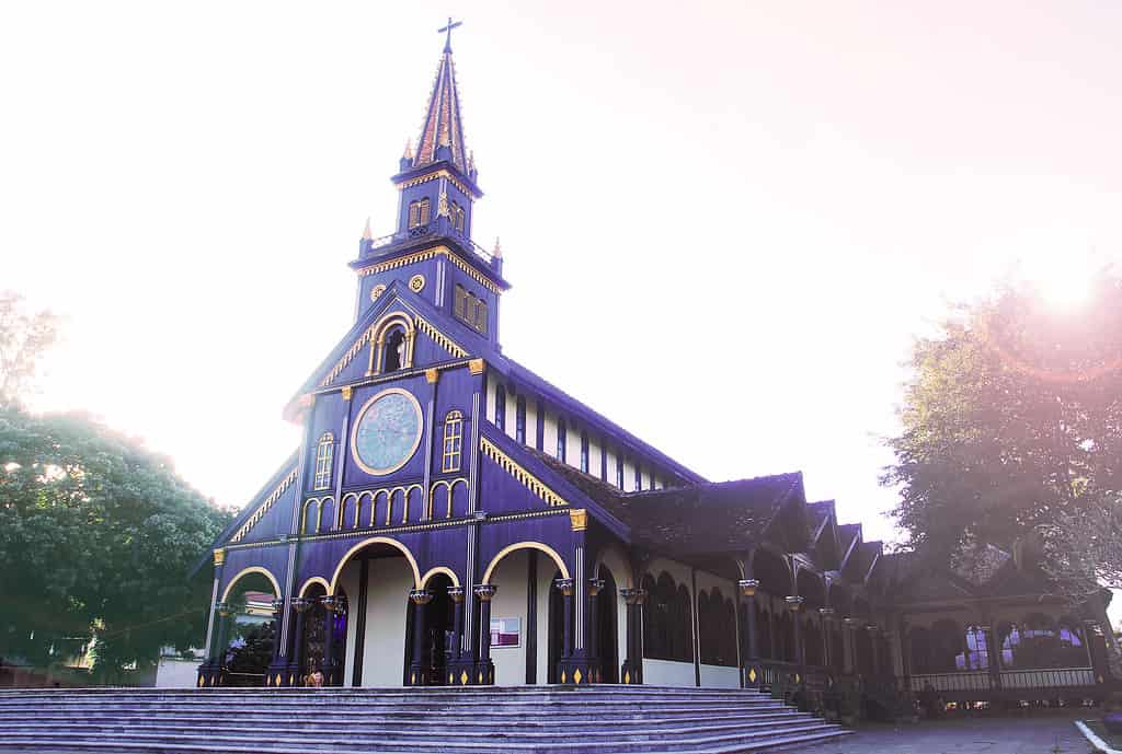 La chiesa di legno è una destinazione popolare a Kon Tum