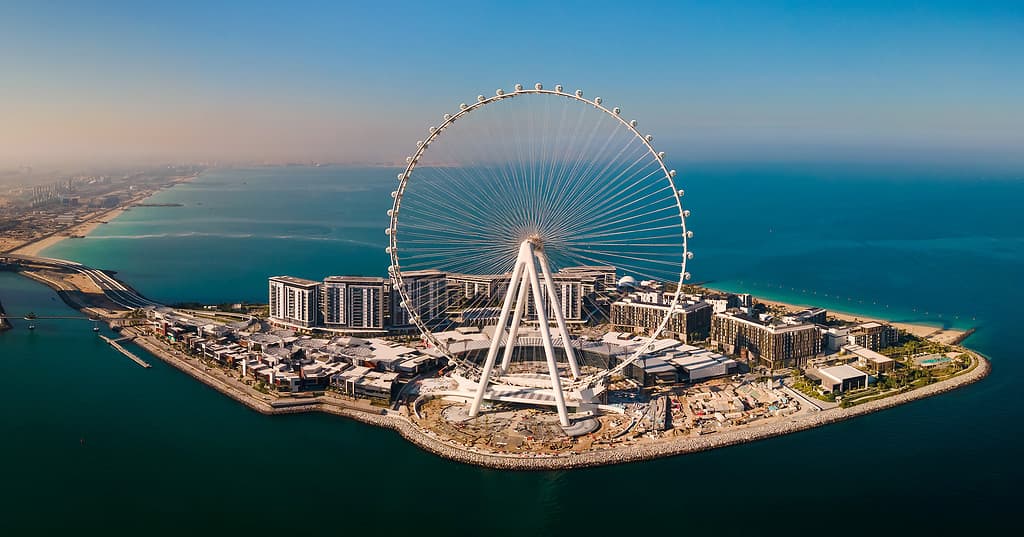 L'isola di Bluewaters e la ruota panoramica di Ain Dubai a Dubai, vista aerea degli Emirati Arabi Uniti.  Nuova zona ricreativa e residenziale nell'area del porto turistico di Dubai