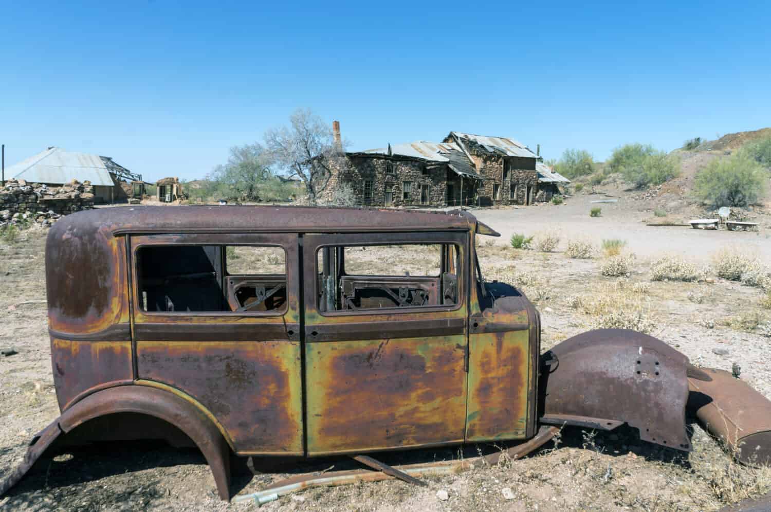 Arizona Ghost Town Vulture City - Edificio abbandonato e vecchia automobile arrugginita