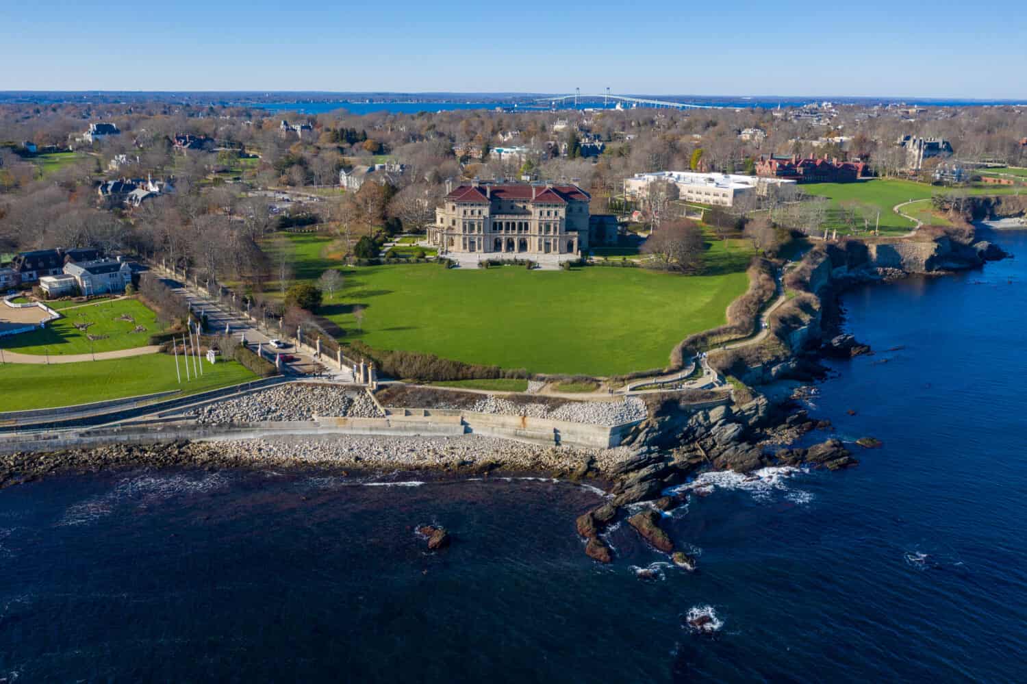 Vista aerea di Breakers e Cliff Walk a Newport, Rhode Island RI, USA.  The Breakers è un palazzo Vanderbilt con il Rinascimento italiano costruito nel 1895 nel quartiere storico di Bellevue Avenue a Newport.