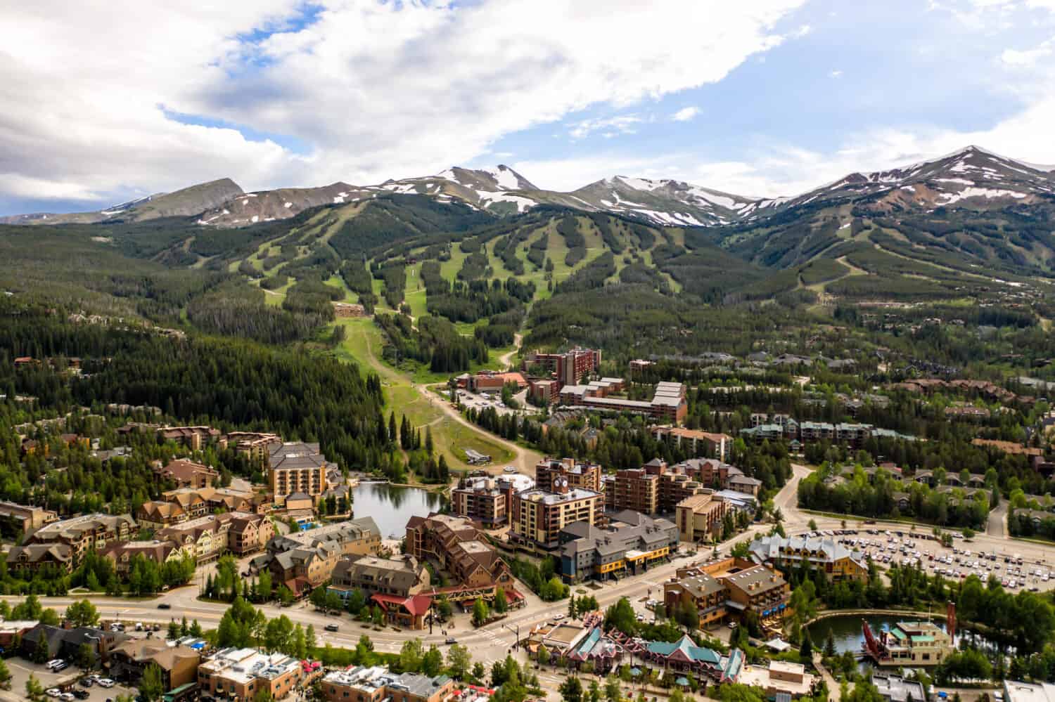 Foto aerea drone - aspre montagne rocciose di Breckenridge, Colorado.  