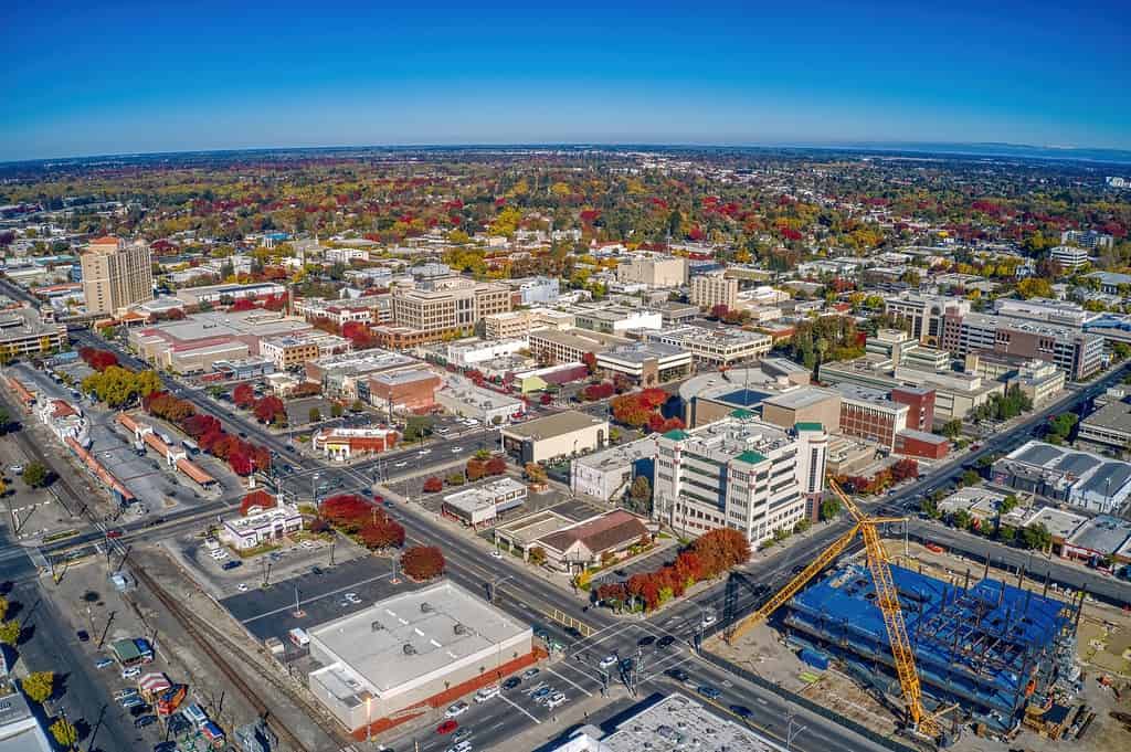 Vista aerea del centro cittadino di Modesto, California durante l'autunno