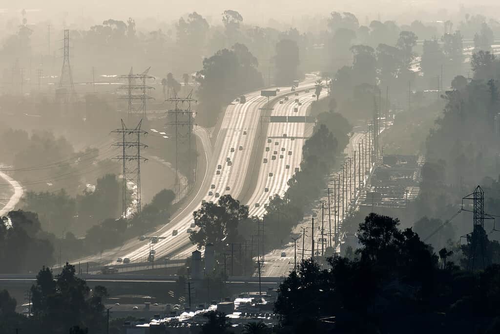Vista nebbiosa della superstrada 5 vicino a Riverside Drive, Griffith Park e il fiume Los Angeles nella California meridionale.