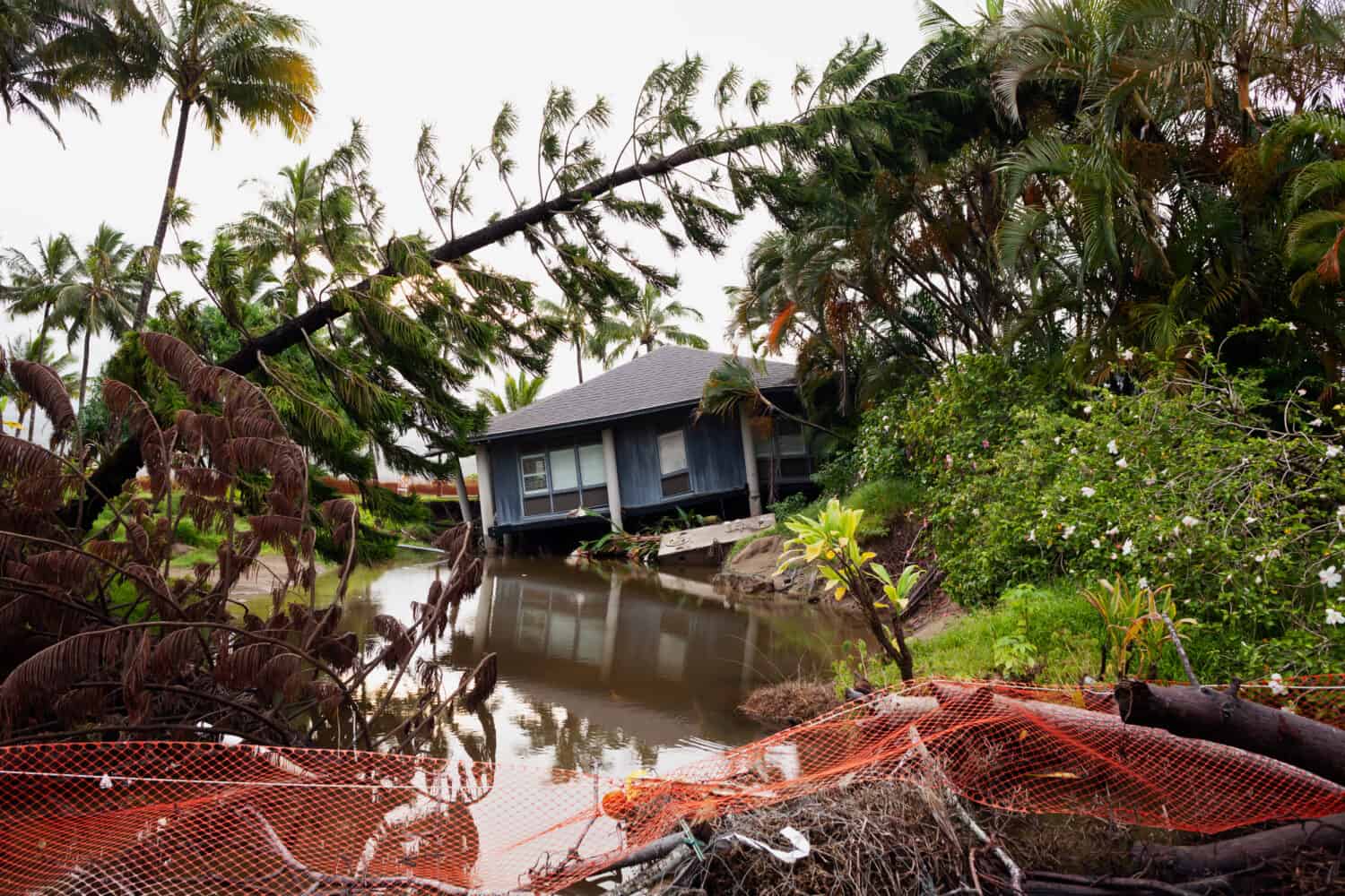 Flash ha allagato le case danneggiate nella baia di Hanalei, Kauai, Hawaii, USA