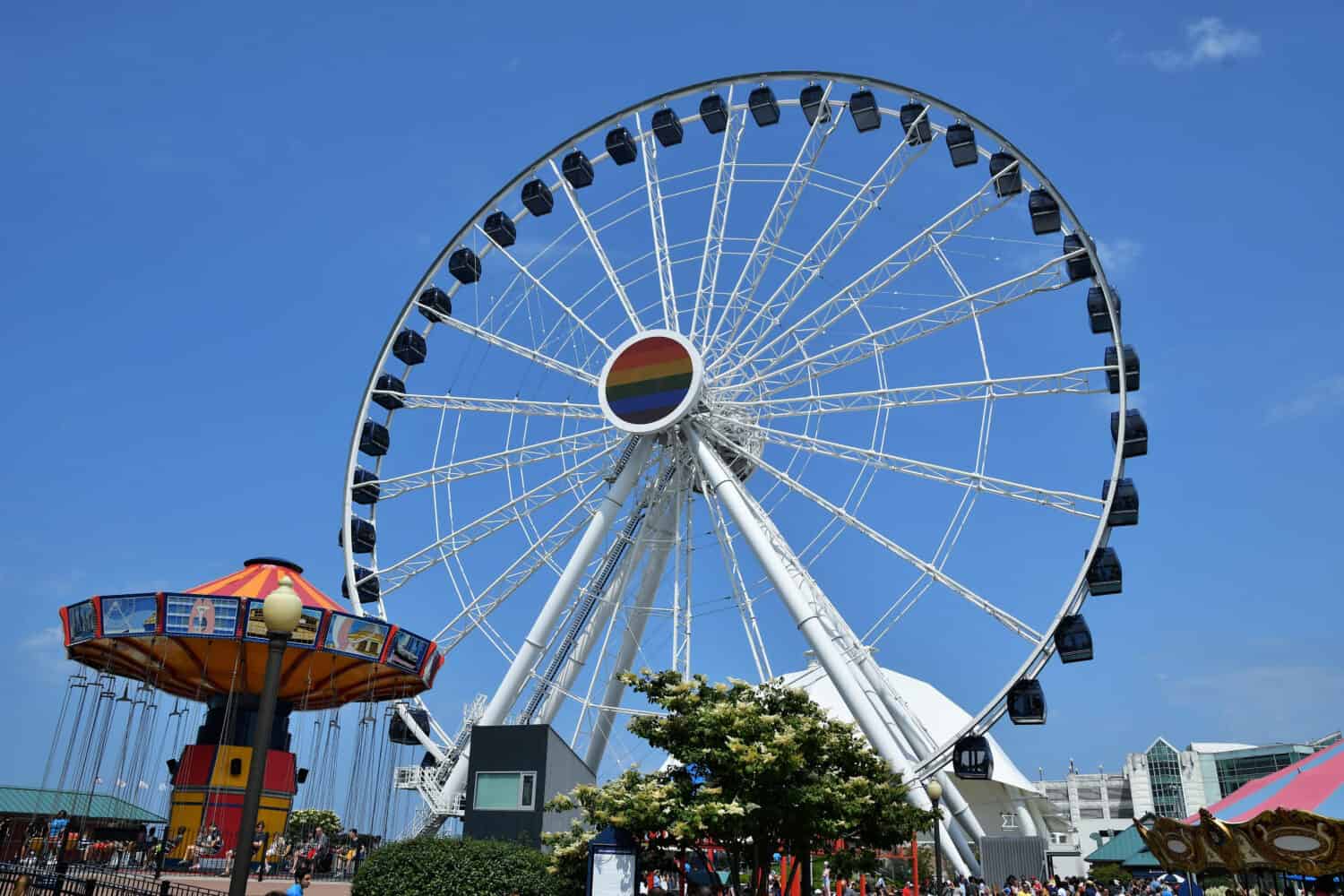 Foto diurna della ruota panoramica del Navy Pier Centennial Wheel di Chicago in estate con giro in altalena in primo piano