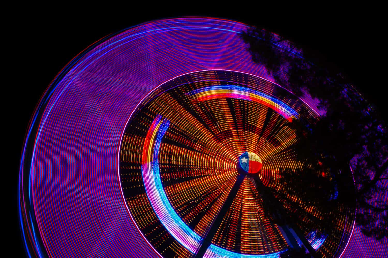 Ruota panoramica della stella del Texas di notte alla fiera dello stato del Texas.