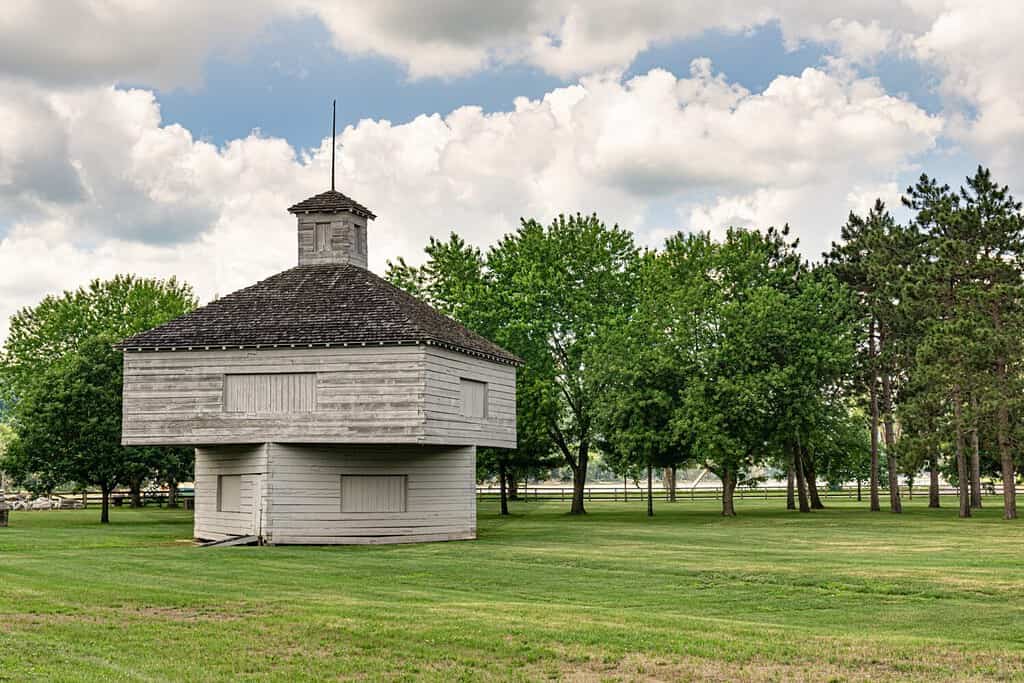 Il vecchio edificio di Fort Crawford sull'isola di St. Feriole si trova in un parco di erba verde, circondato da alberi e sostenuto dal fiume Mississippi a Prairie du Chien, Wisconsin.