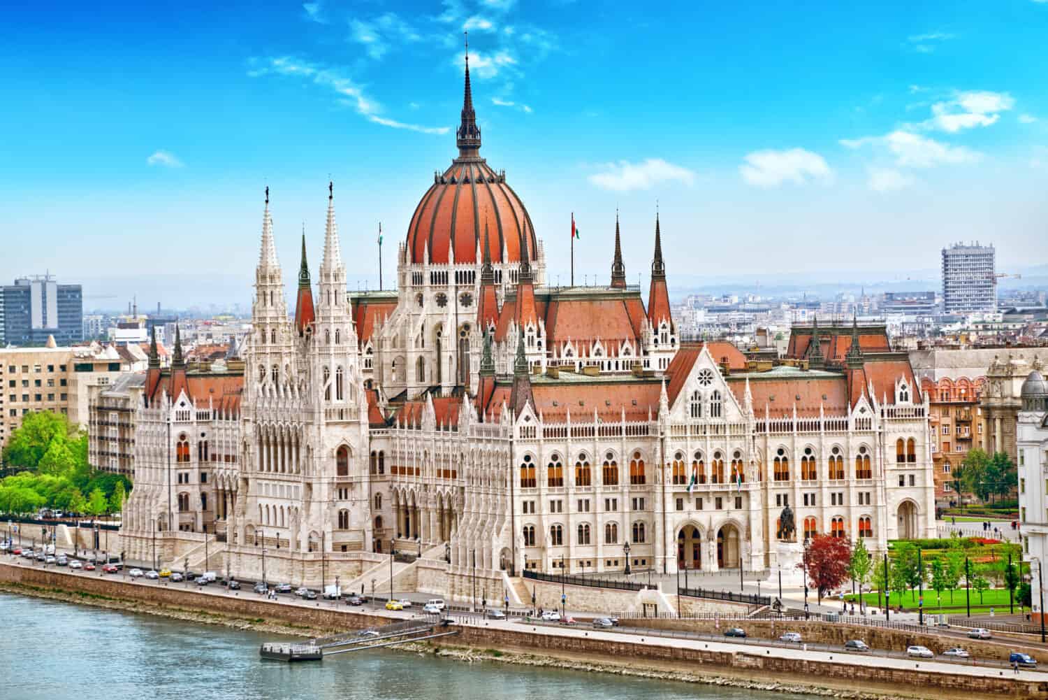 Parlamento ungherese durante il giorno.  Budapest.  Uno degli edifici più belli della capitale ungherese.