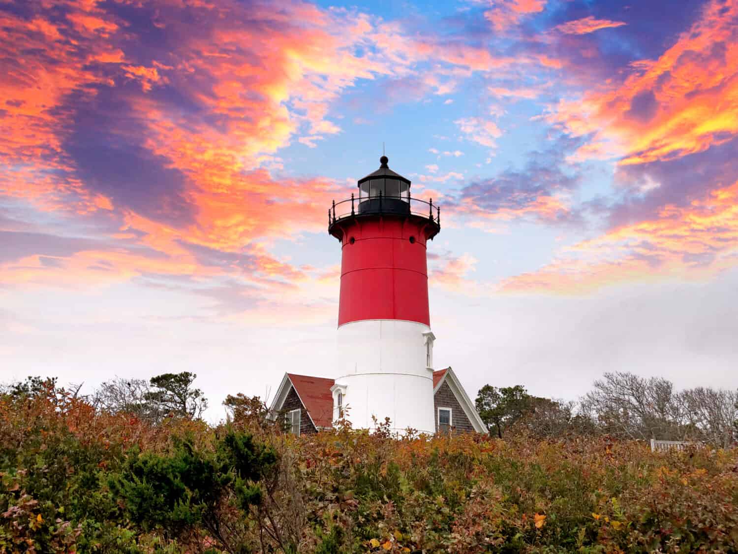 Nauset Light, ufficialmente Nauset Beach Light, è un faro restaurato sulla Cape Cod National Seashore vicino a Eastham, Massachusetts, Stati Uniti.