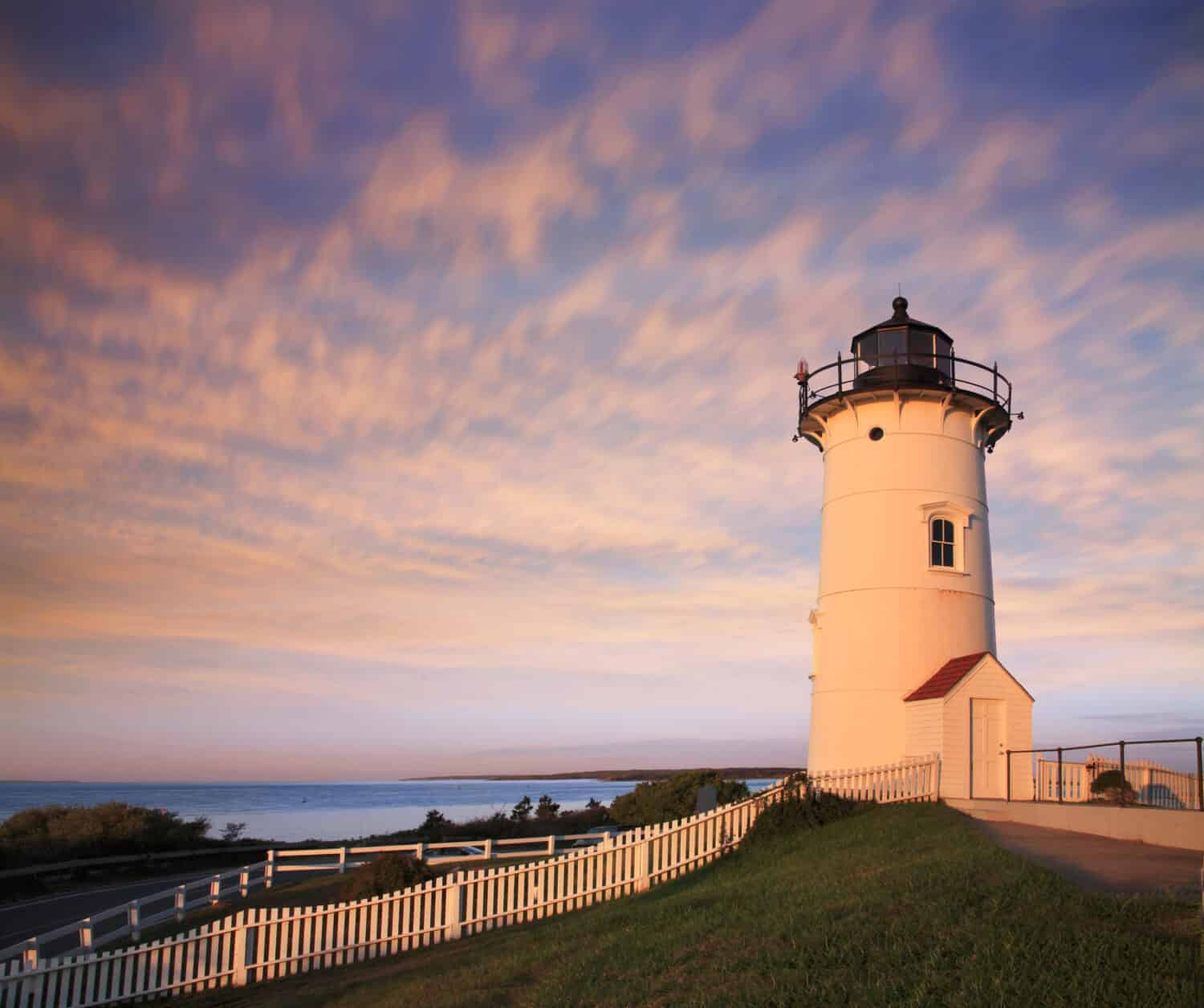 La torre del faro di Nobska Point bagnata dalla luce del sole del primo mattino, Woods Hole, Cape Cod, Massachusetts.  Stati Uniti d'America