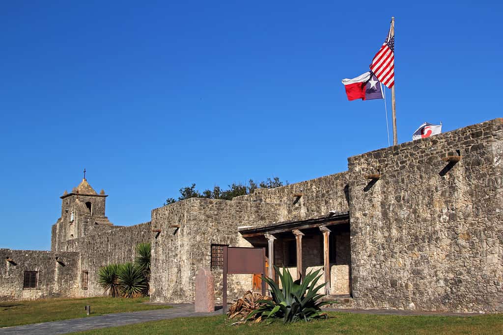 Vista dell'ingresso principale al Presidio La Bahia a Goliad, Texas