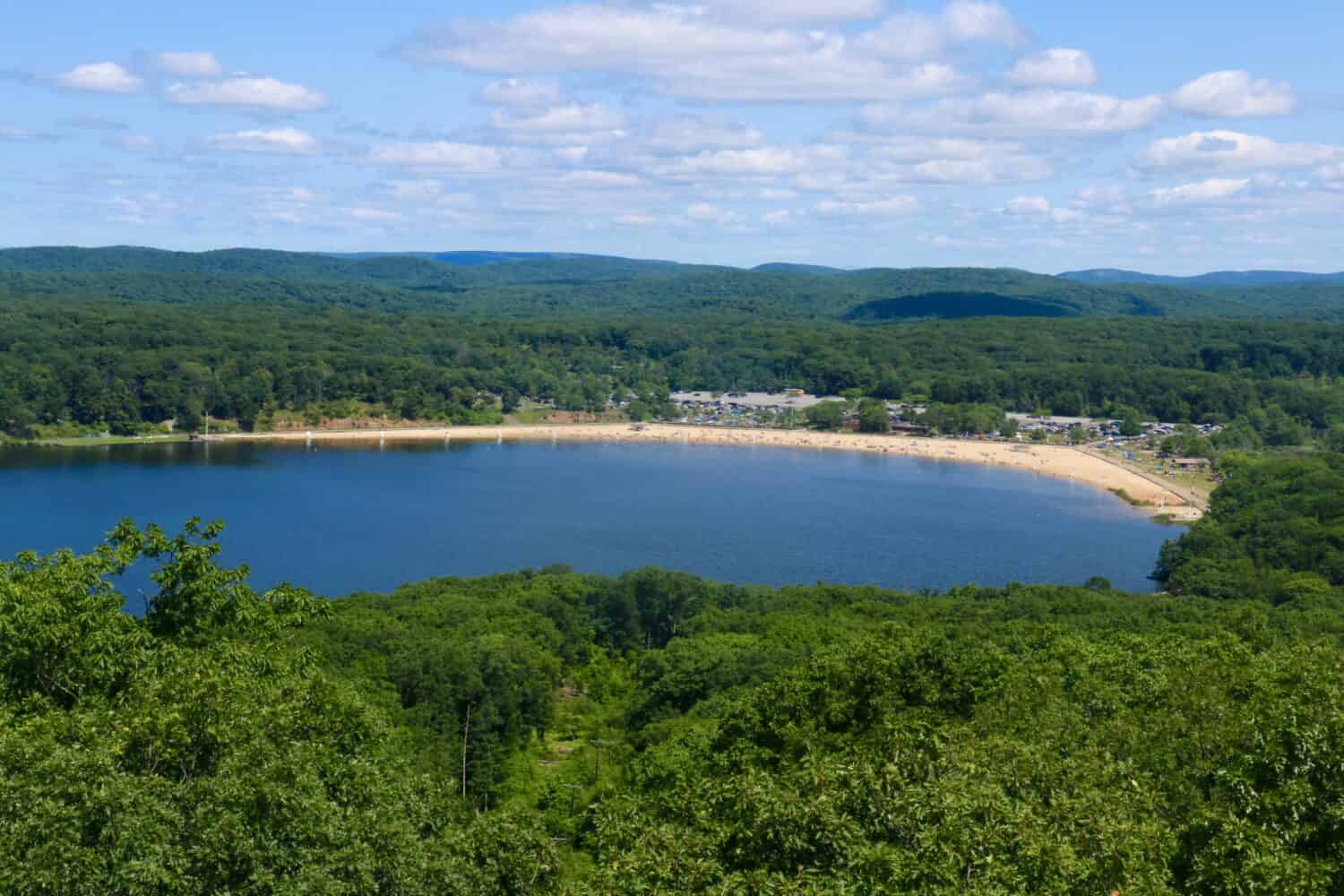 Vista aerea del lago Welch all'Harriman State Park, New York