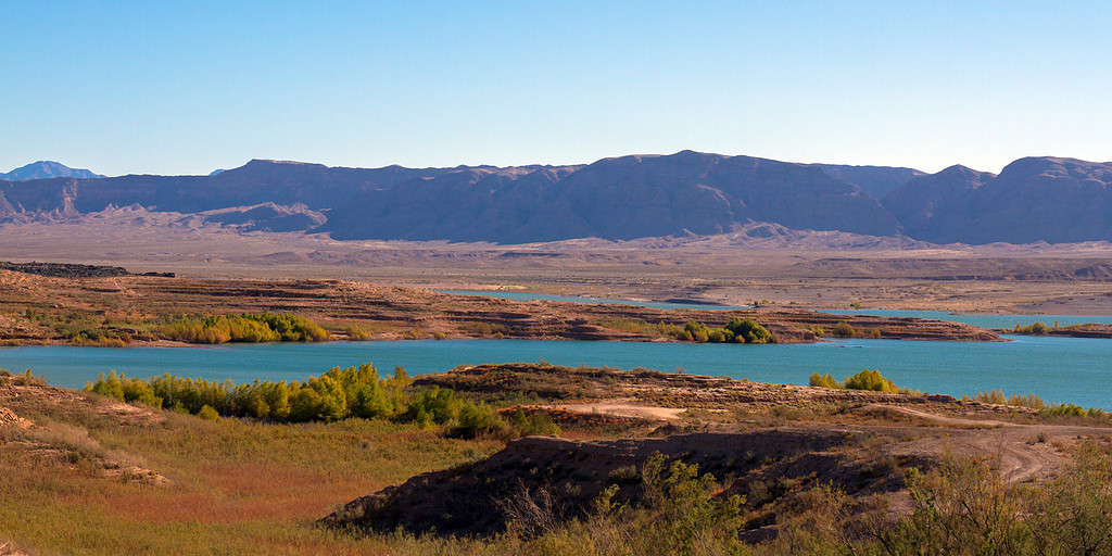 Luce dell'alba sul braccio di Overton del Lake Mead National Recreation Area vicino a Las Vegas, Nevada