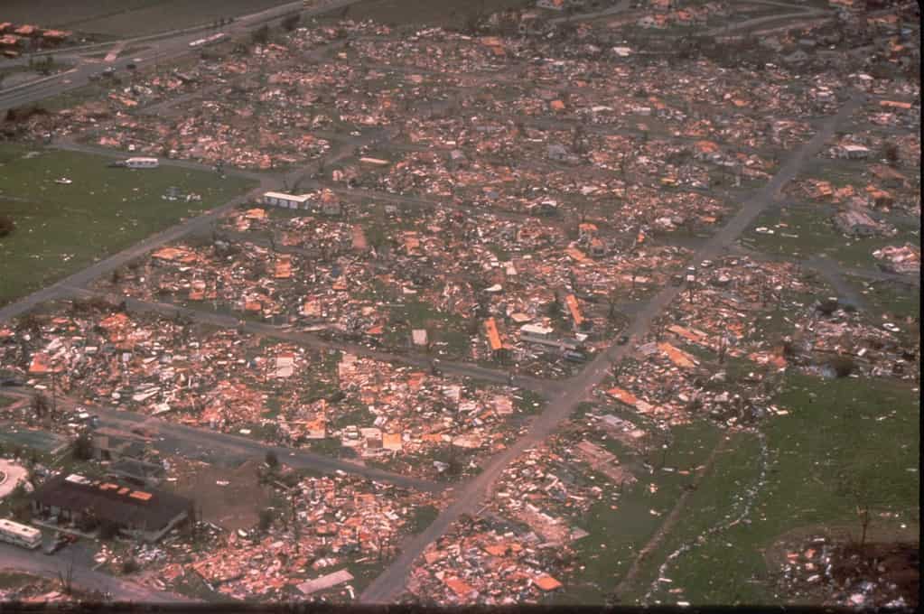 Una veduta aerea della contea di Dade, in Florida, che mostra i danni causati da uno degli uragani più distruttivi nella storia degli Stati Uniti.  L'uragano Andrew ha causato ingenti danni alle case di Miami, lasciando poco dietro di sé.  Un milione di persone sono state evacuate e 54 sono morte in questo uragano.