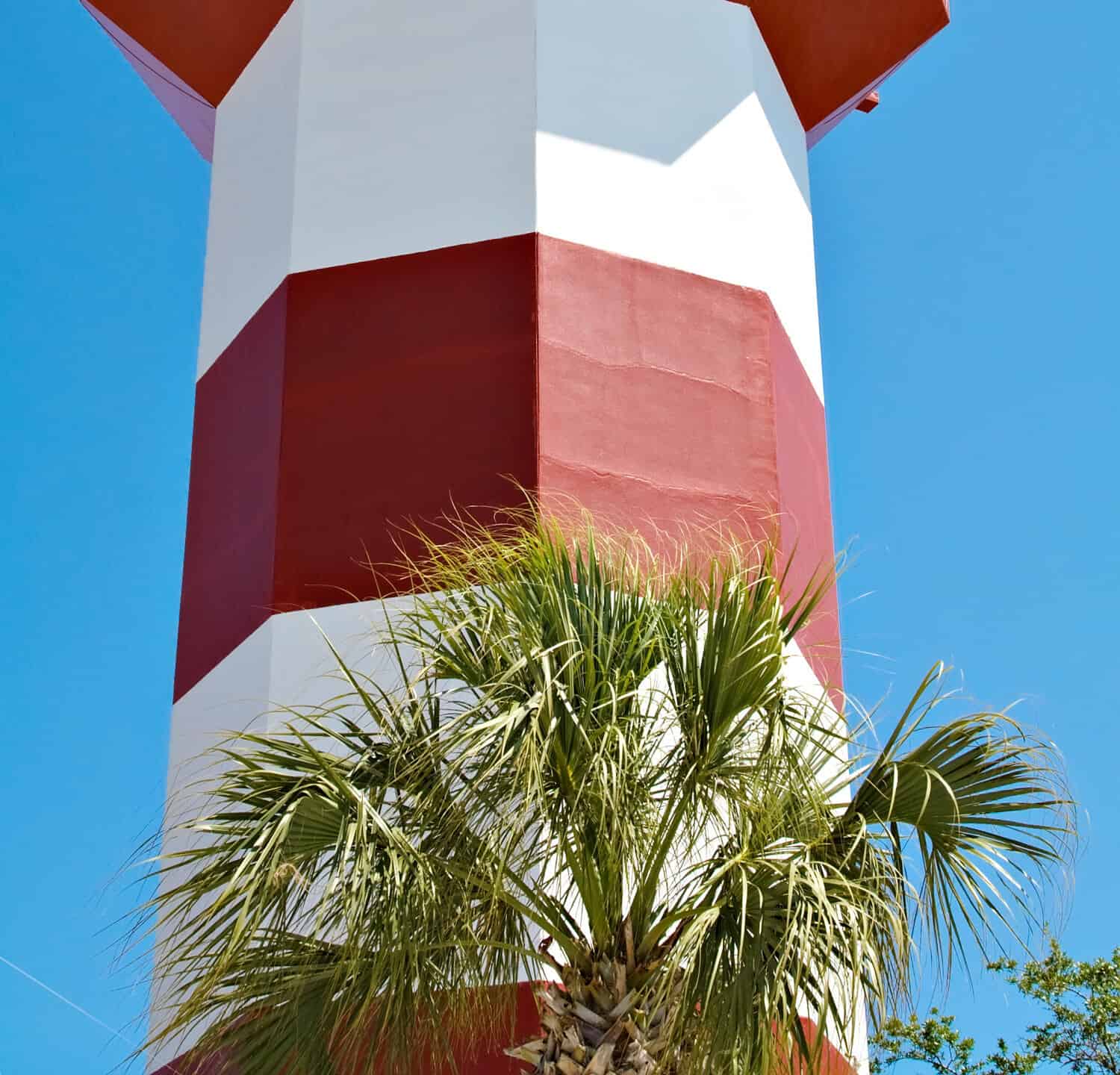 Un cielo blu chiaro caratterizza il faro di Harbour Town - famoso punto di riferimento a Hilton Head, SC, USA