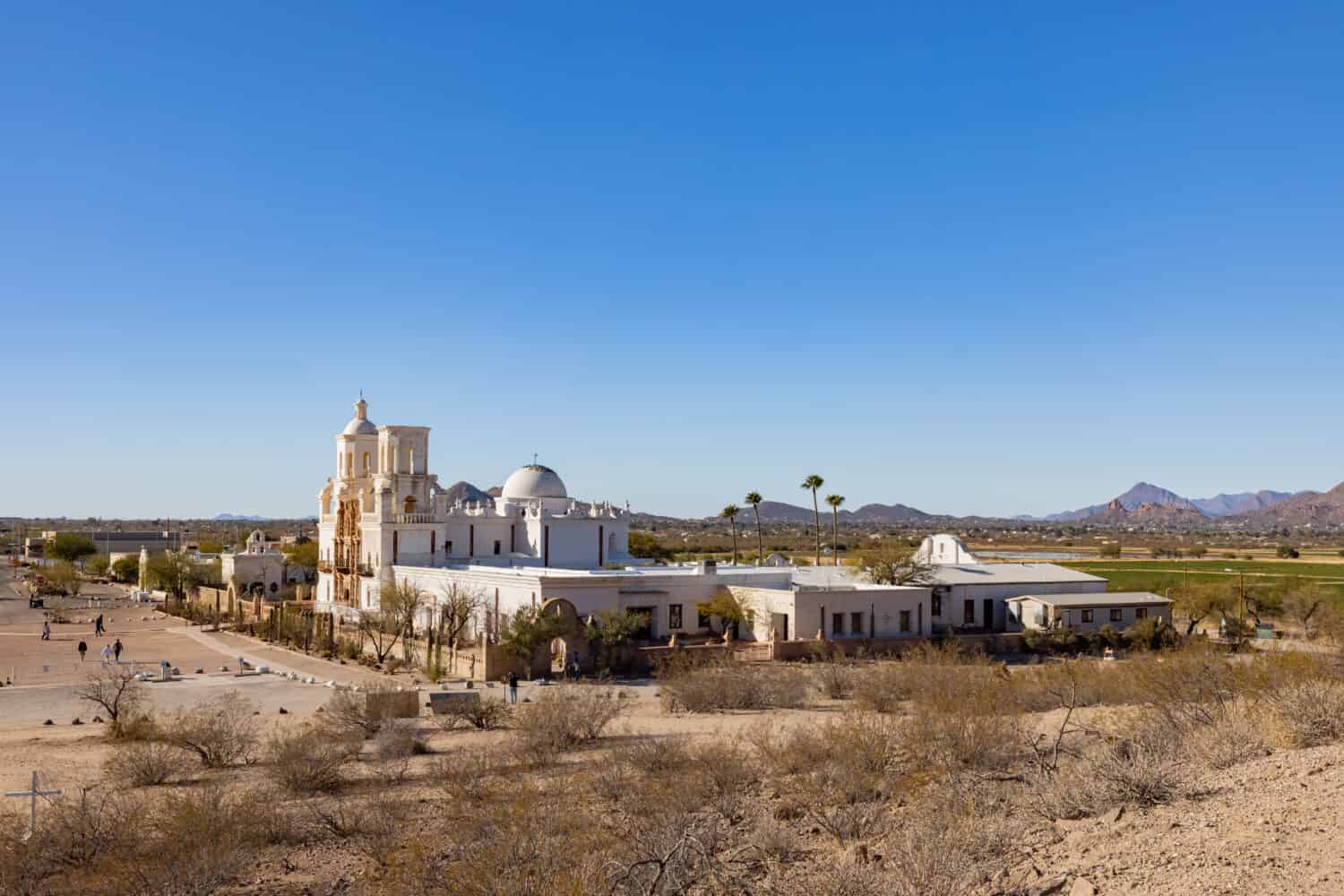 Vista soleggiata della bellissima missione di San Xavier del Bac in Arizona
