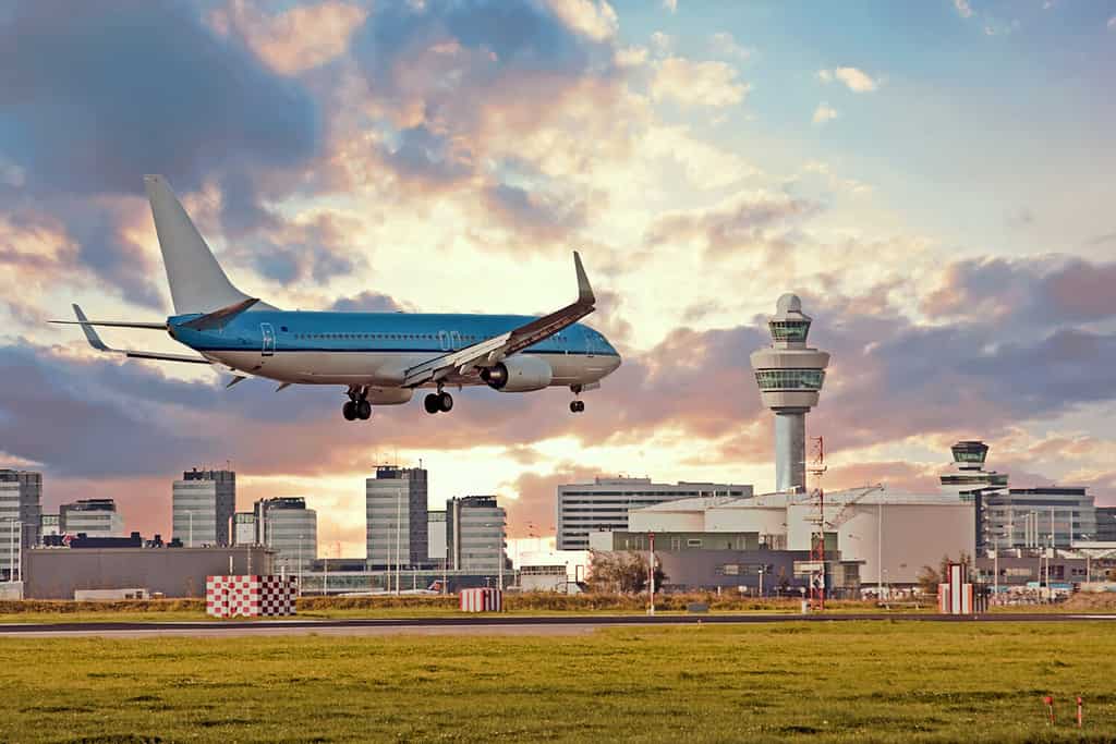 Atterraggio aereo all'aeroporto Schiphol di Amsterdam nei Paesi Bassi