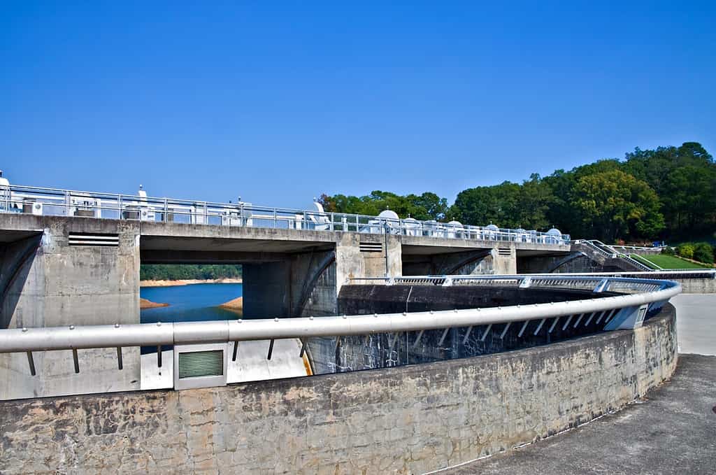 Un ponte e un passaggio pedonale a Fontana Dam in North Carolina.