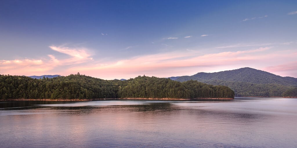 Fontana Lake è un bacino idrico sequestrato dalla diga Fontana sul fiume Little Tennessee situato nelle contee di Graham e Swain nella Carolina del Nord.  Il lago confina con il Parco Nazionale delle Grandi Montagne Fumose.
