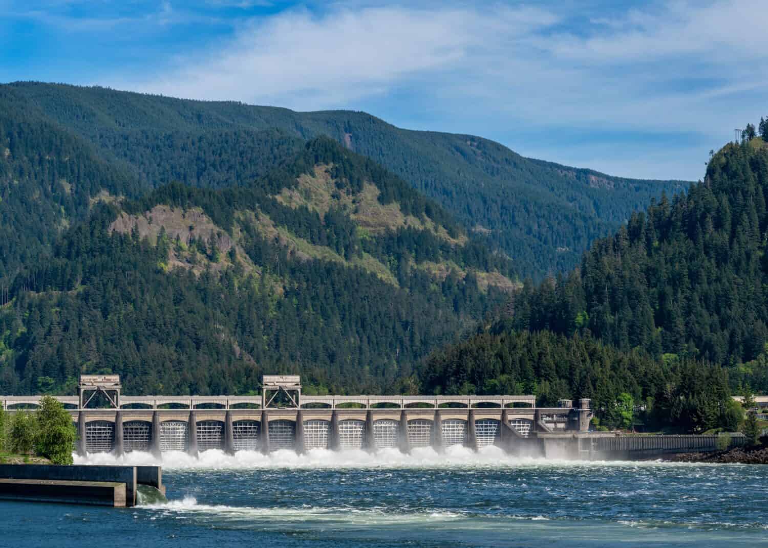 I cancelli si aprono sulla diga di Bonneville nella gola del fiume Columbia