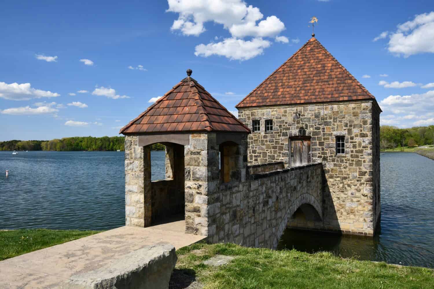 Una vista panoramica di una vecchia casa di pietra sull'acqua del lago Pymatuning Reservoir negli Stati Uniti