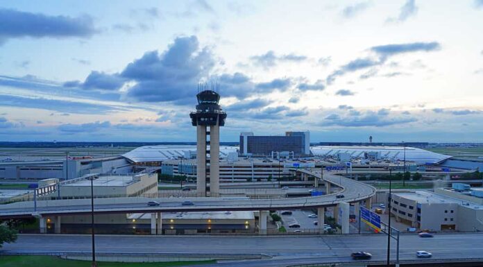 Vista della torre di controllo all'aeroporto internazionale di Dallas Fort Worth