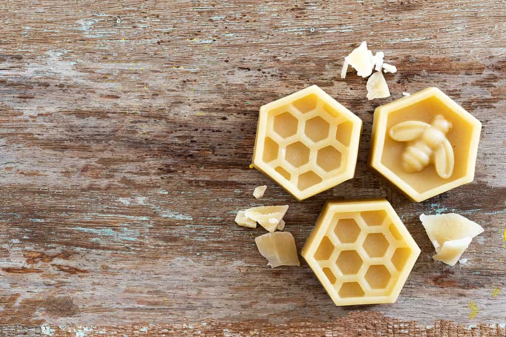 cera d'api gialla naturale su fondo di legno.