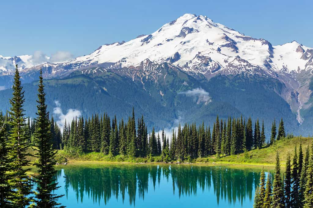 Immagine lago e Glacier Peak a Washington, Stati Uniti d'America