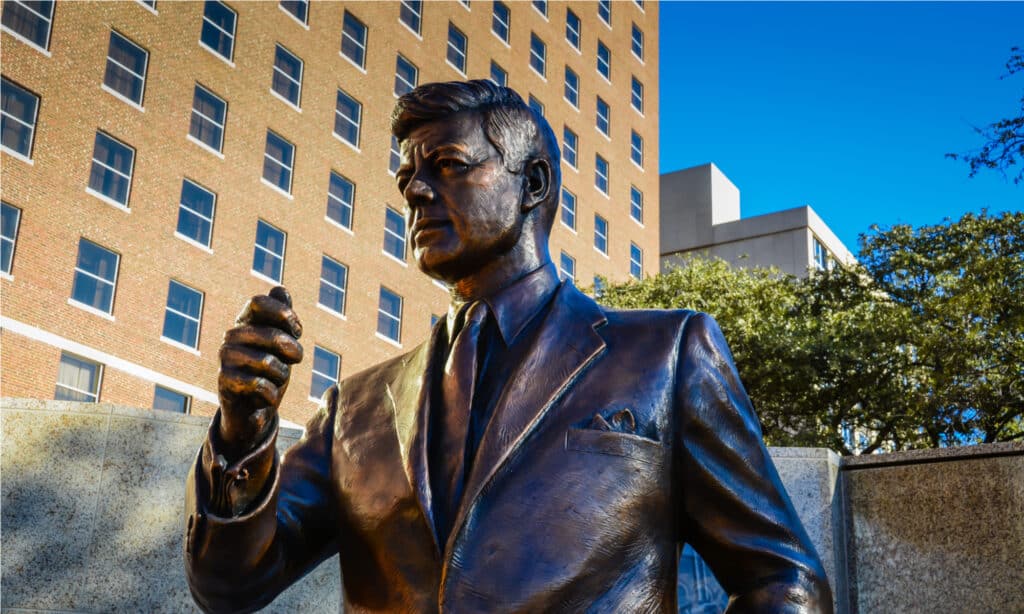 Statua in bronzo del presidente John F. Kennedy a Fort Worth, in Texas, che commemora il suo ultimo giorno sulla terra.