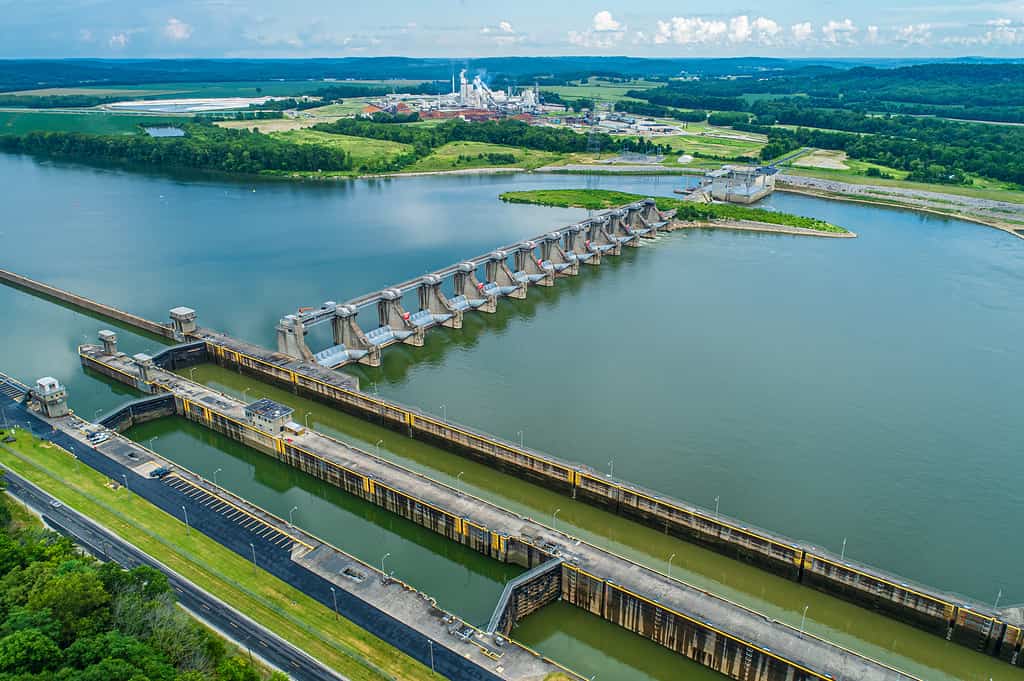 Scatto dall'alto della diga e della chiusa sul fiume Ohio