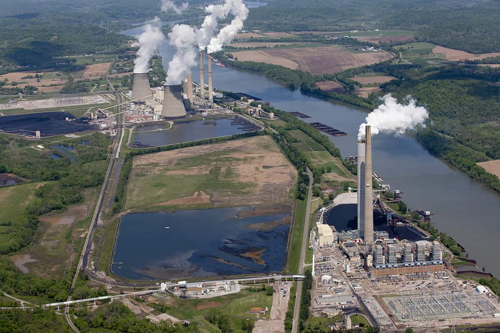 Fotografia aerea della centrale elettrica di Kyger Creek e della centrale elettrica di Cheshire Cheshire Ohio scattata nell'aprile 2012