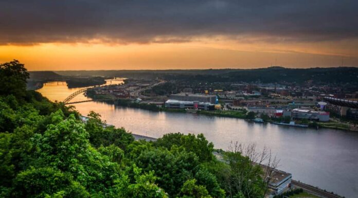 Vista al tramonto sul fiume Ohio a Pittsburgh, in Pennsylvania.