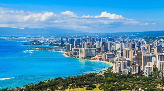 Skyline di Honolulu, Hawaii e l'area circostante compresi gli hotel e gli edifici sulla spiaggia di Waikiki