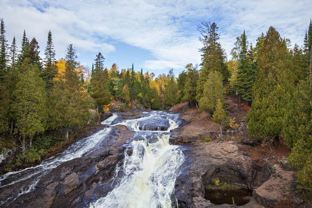 Il fiume Cross sulla sponda nord del Lago Superiore nel nord del Minnesota durante l'autunno