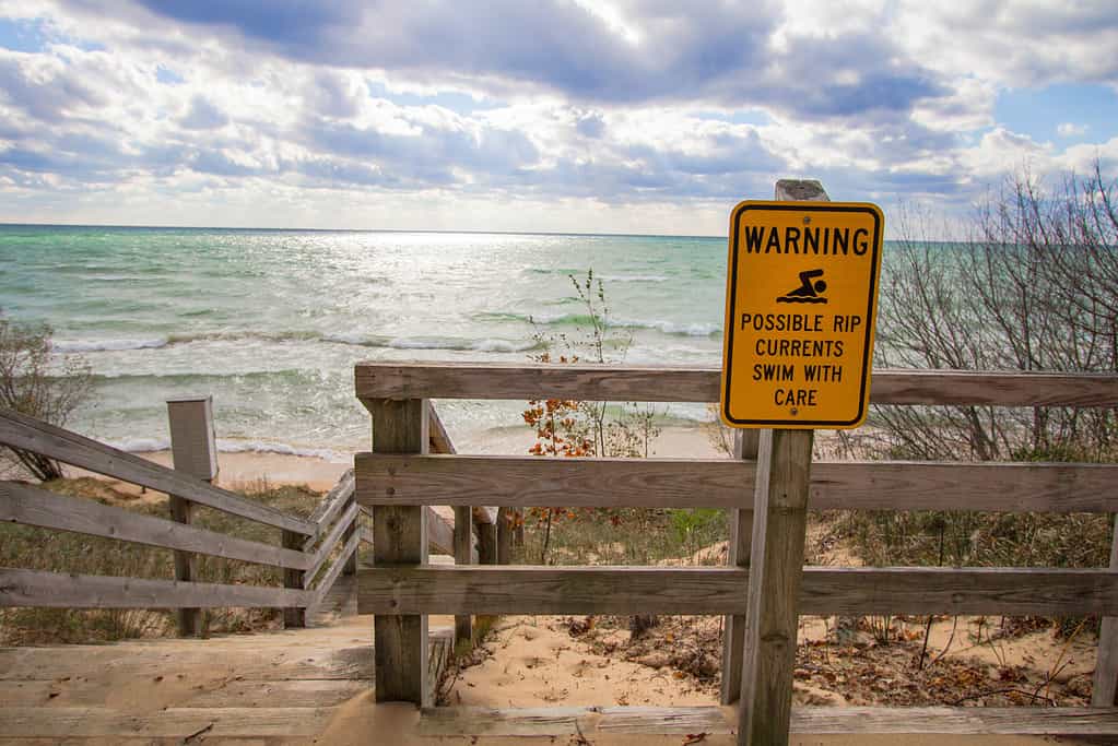 Questo cartello su una spiaggia del Lago Michigan avverte i nuotatori delle forti correnti di strappo.