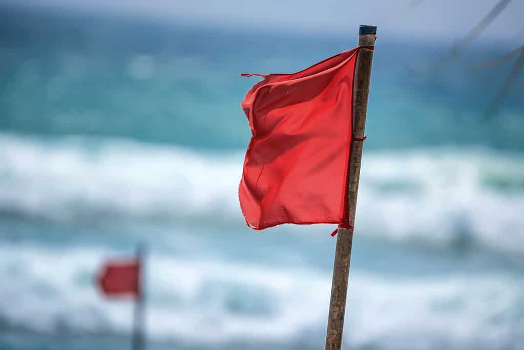 Bandiera di avvertimento rossa sulla spiaggia