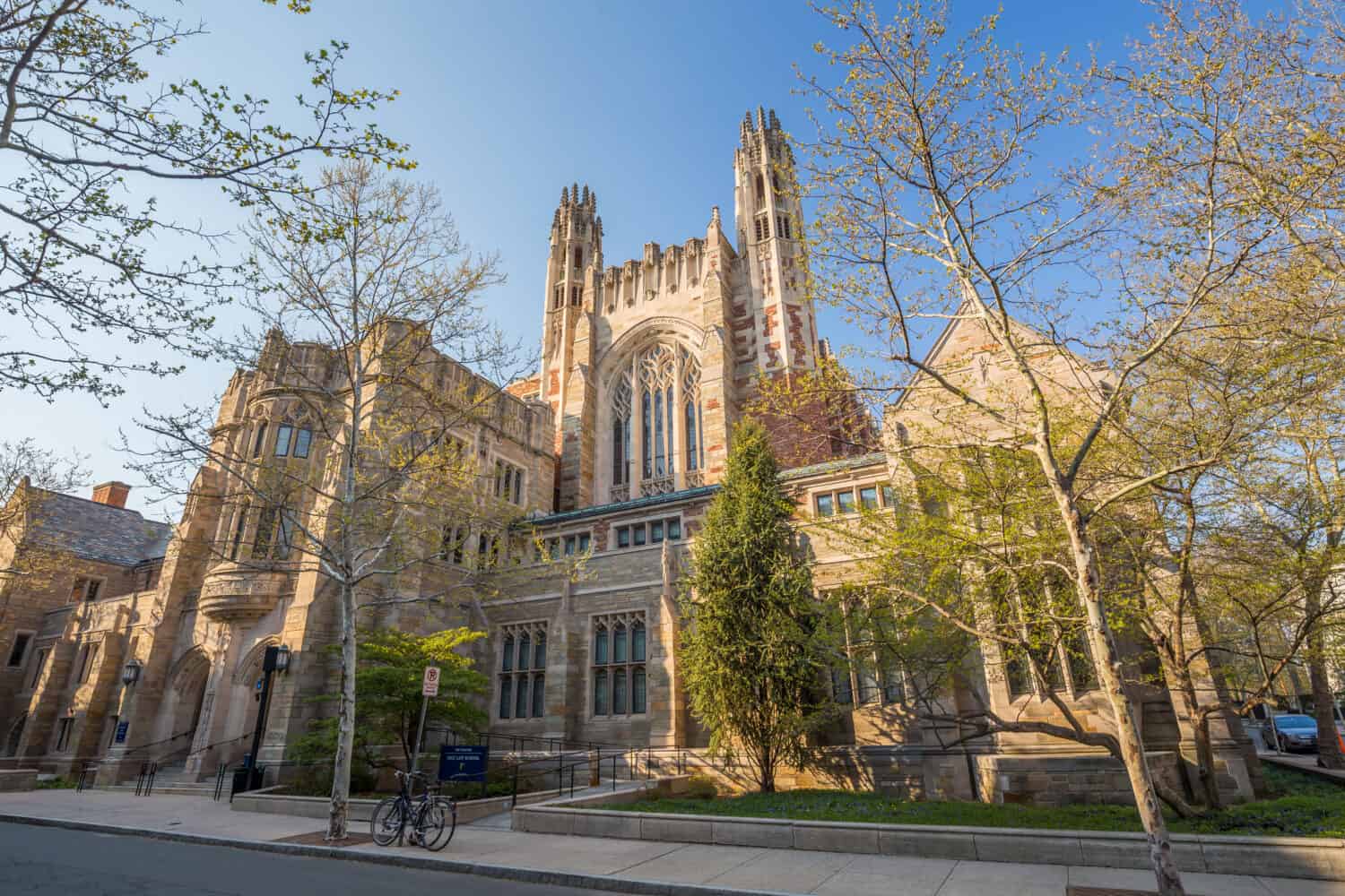Gli edifici dell'università di Yale nel cielo blu di primavera a New Haven, CT USA