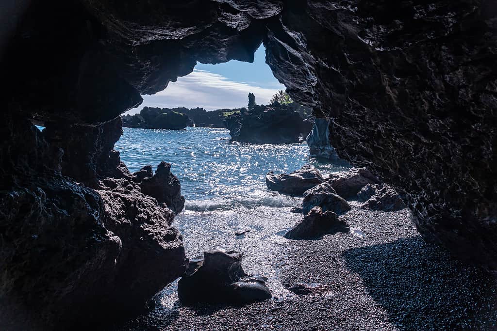Sea Cave Vista della spiaggia di sabbia nera al Wai'ānapanapa State Park alle Hawaii