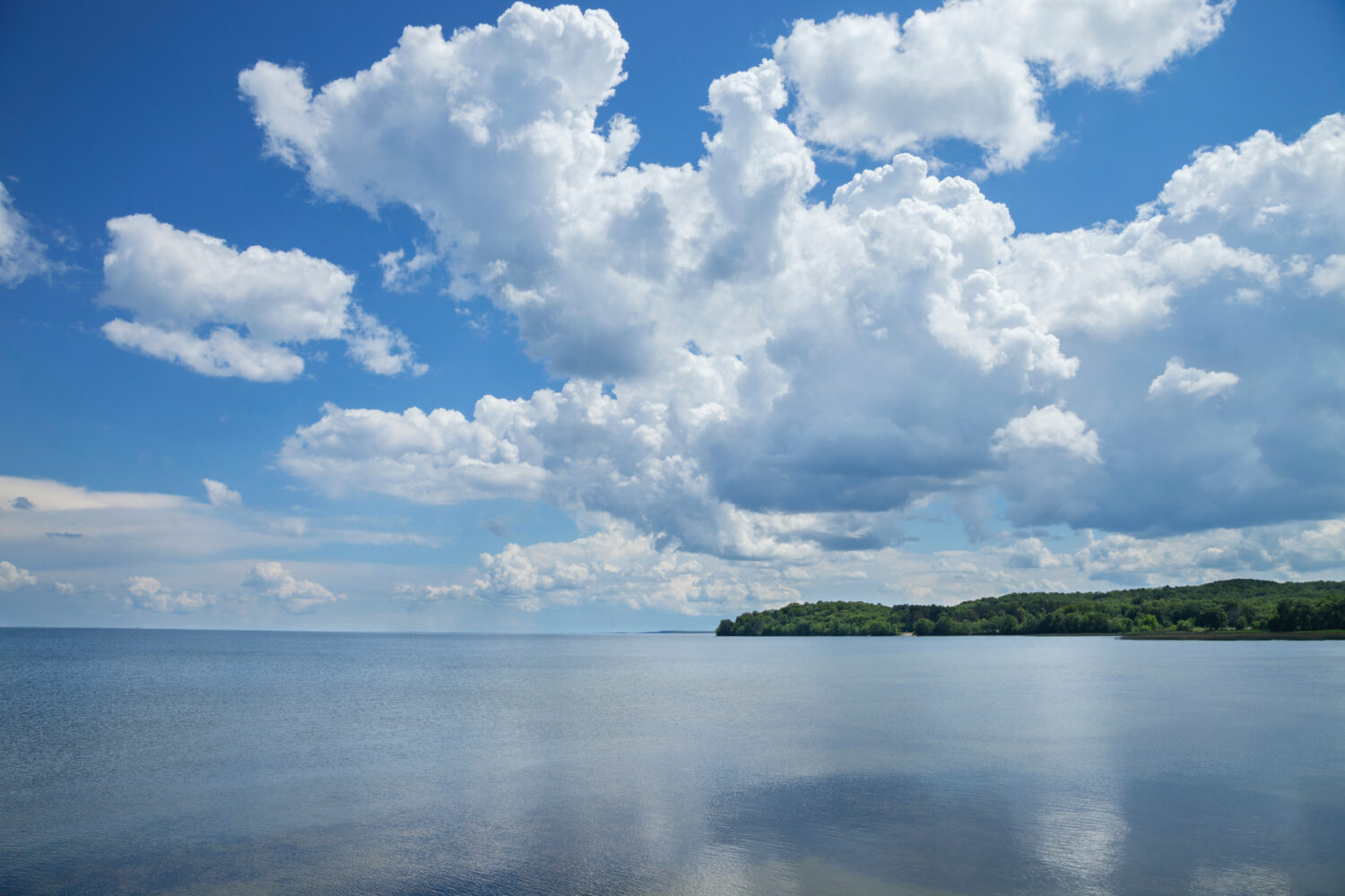 Mille Lacs Lake lato sud-ovest sotto le nuvole drammatiche nel Minnesota centro-settentrionale in un assolato pomeriggio estivo
