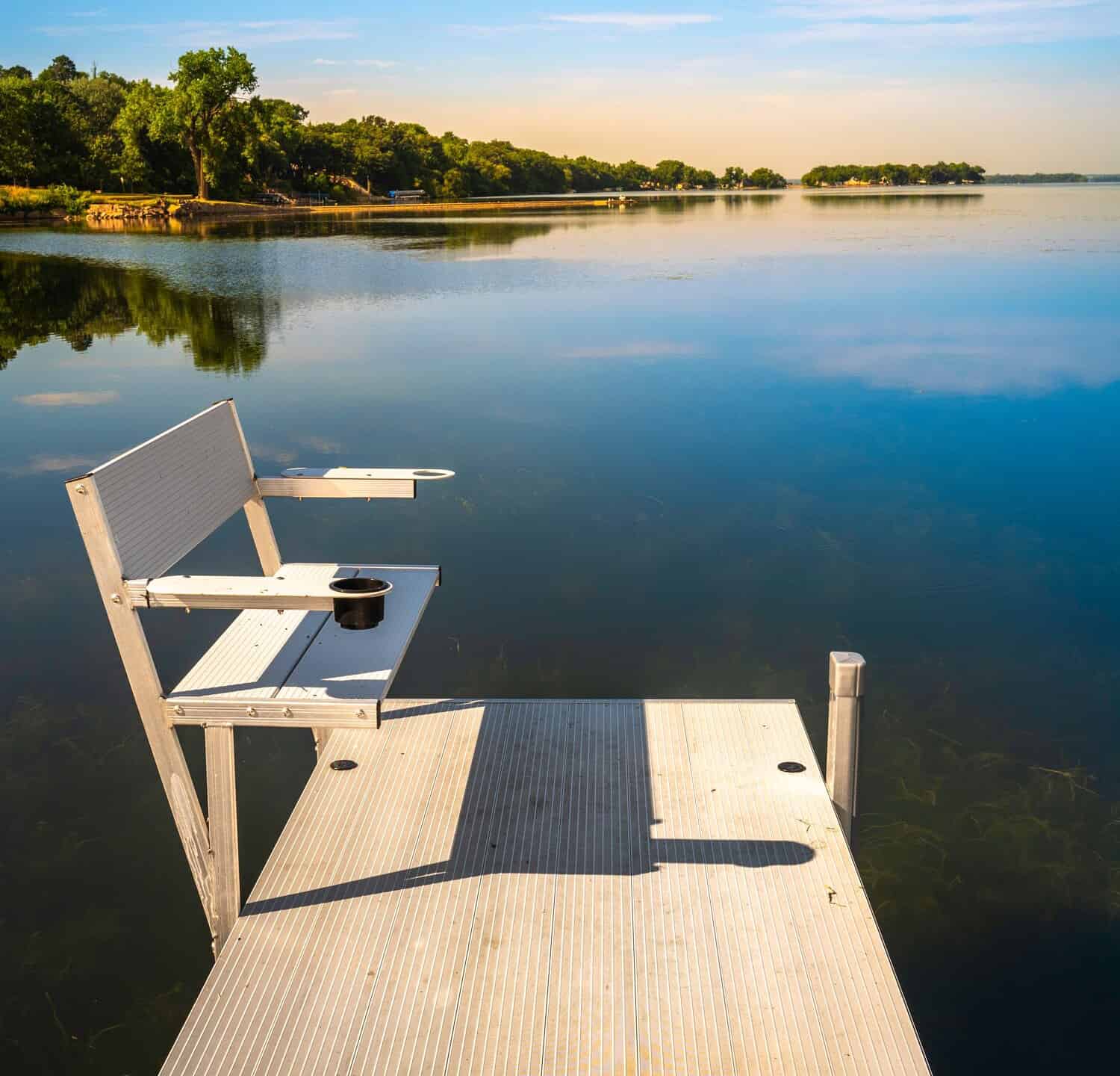 Passerella in metallo con panchine in acqua.  Ambienti naturali rilassanti e tranquilli e paesaggio del Big Stone Lake a Ortonville, Minnesota, USA.