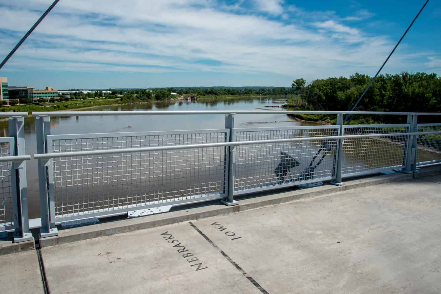 Nebraska/Iowa.  Bob Kerrey Ponte pedonale che attraversa il fiume Missouri dal Nebraska allo Iowa.  È il primo ponte pedonale dedicato a collegare due stati.