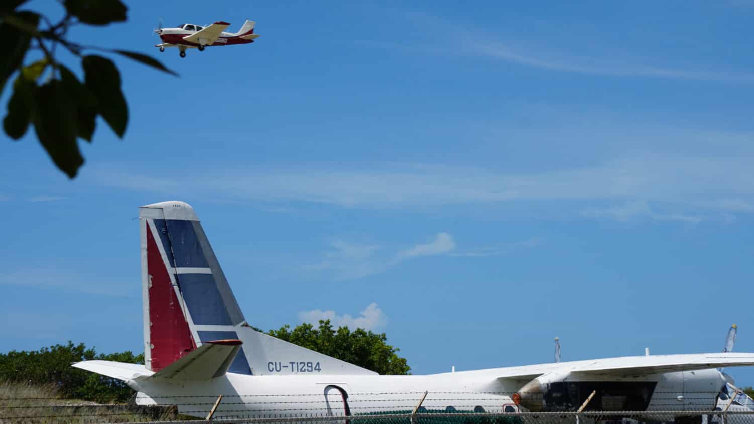 aereo abbandonato sul retro dell'aeroporto di Key West