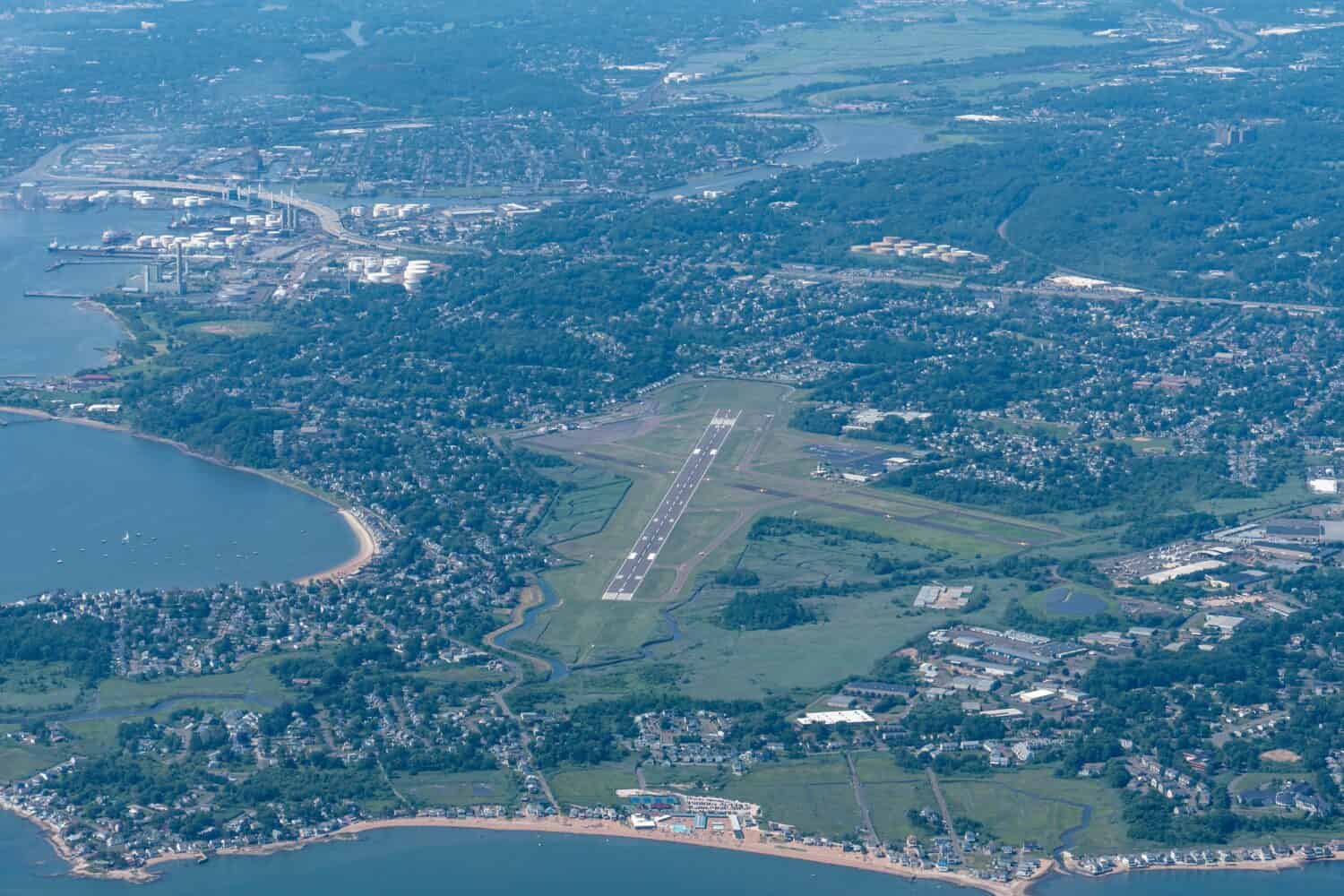 Sorvolando l'aeroporto di New Haven nel Connecticut.  Vista aerea dal Long Island Sound, che mostra una pista chiusa.