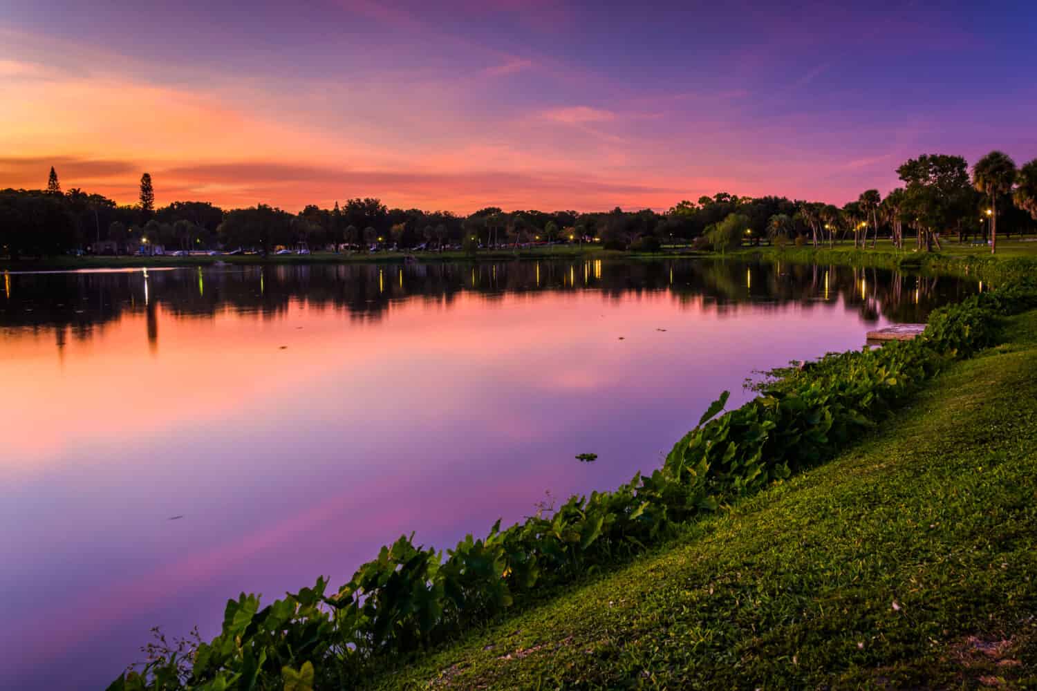 Crescent Lake al tramonto, a San Pietroburgo, Florida.