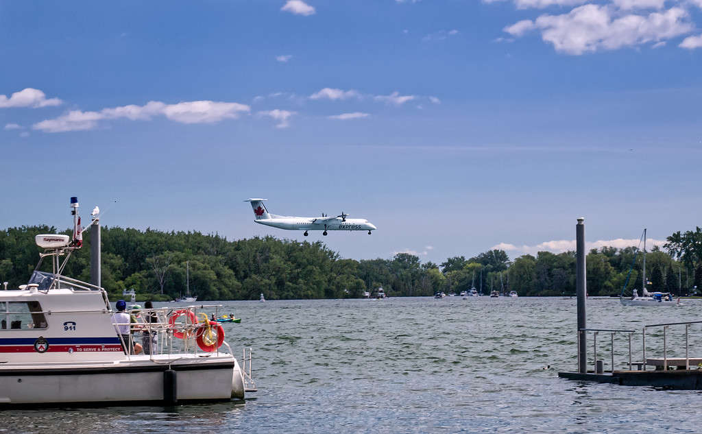 Velivolo a turboelica Air Canada che scende all'aeroporto Billy Bishop di Toronto City sopra le acque del porto di Toronto.