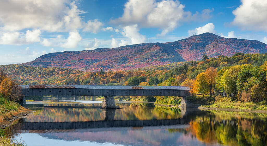 Vista autunnale del ponte coperto Cornish-Windsor - il più lungo del New Hampshire e del Vermont sul fiume Connecticut